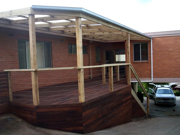 timber pergola with merbau timber decking and steps in south eastern suburb of melbourne